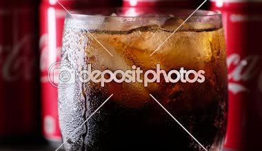 Coca cola içecek ahşap tahta üzerinde olabilir. B rulo klip oluşturma.