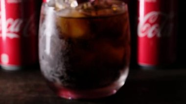 Coca cola içecek ahşap tahta üzerinde olabilir. B rulo klip oluşturma.