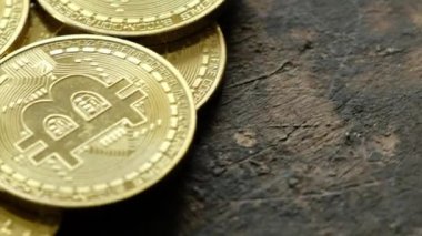 Ahşap arka plan üzerinde cryptocurrency bitcoins.