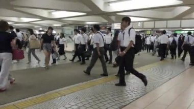 Tokyo, Japonya - 30 Haziran 2018. Commuters Japonya demiryolu Shinjuku İstasyonu.