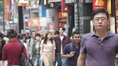 Tokyo, Japonya - 23 Haziran 2018. İnsanlar sokakta Shibuya 