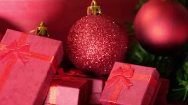 Kırmızı yılbaşı süsleri ve hediyeleri