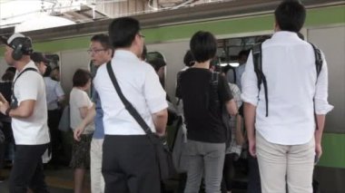 Tokyo, Japonya - 30 Haziran 2018. Commuters Japonya demiryolu Shinjuku İstasyonu.