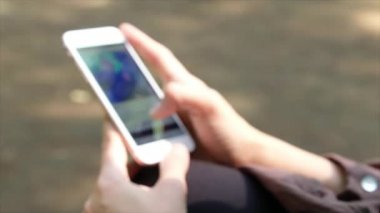 Kuala Lumpur, Malezya. Facebook Iphone tarama. Mark Zuckerberg tarafından 2004 yılında kurulan, Facebook tüm dünyada 1.3 milyar etkin kullanıcı ile önde gelen sosyal ağ sitesi olan.