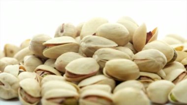 Lezzetli fıstık fındık izole beyaz arka plan üzerinde.