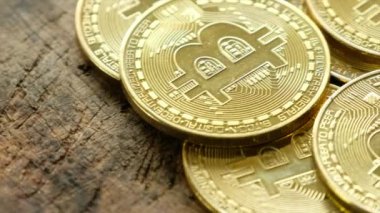 Ahşap arka plan üzerinde cryptocurrency bitcoins.