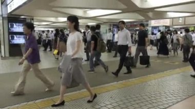 Tokyo, Japonya - 30 Haziran 2018. Commuters Japonya demiryolu Shinjuku İstasyonu.