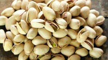 Lezzetli fıstık fındık izole ahşap arka plan üzerinde.