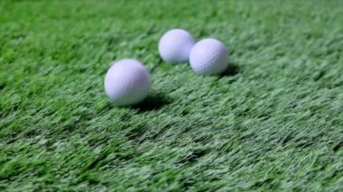 Taze yeşil çimenlerin üzerinde golf topları. Atış kurulması.