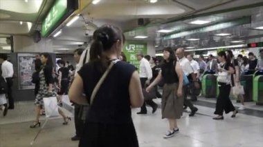 Tokyo, Japonya - 30 Haziran 2018. Commuters Japonya demiryolu Shinjuku İstasyonu.
