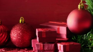 Kırmızı yılbaşı süsleri ve hediyeleri