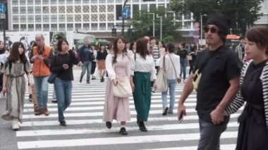 Tokyo, Japonya - 23 Haziran 2018. Shibuya içinde karşıya insanlar 
