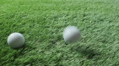 Taze yeşil çimenlerin üzerinde golf topları. Atış kurulması.