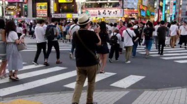 Tokyo, Japonya - 30 Haziran 2018. Turistler ve yerliler için Kabukicho, Shinjuku karşıya.