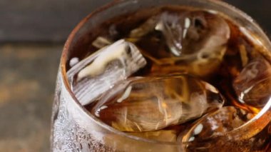 Soğuk içecek bir bardak buz ile