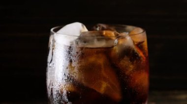 Soğuk içecek bir bardak buz ile