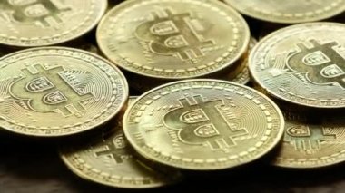 Ahşap arka plan üzerinde cryptocurrency bitcoins.