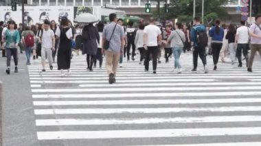 Tokyo, Japonya - 23 Haziran 2018. Shibuya içinde karşıya insanlar 