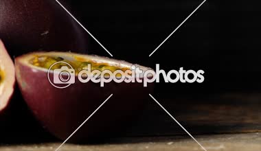 Ahşap arka planda tutku meyvesi