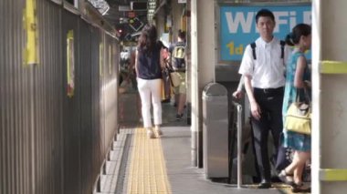 Tokyo, Japonya - 30 Haziran 2018. Commuters Japonya demiryolu Shinjuku İstasyonu.