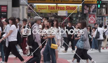 Tokyo, Japonya - 23 Haziran 2018. Shibuya içinde karşıya insanlar 