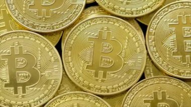 Ahşap arka plan üzerinde cryptocurrency bitcoins.