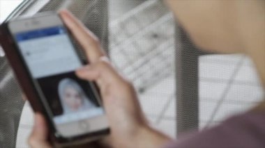 Kuala Lumpur, Malezya. Logged Facebook smartphone kullanan kadın. Mark Zuckerberg tarafından 2004 yılında kurulan, Facebook tüm dünyada 1.3 milyar etkin kullanıcı ile önde gelen sosyal ağ sitesi olan.