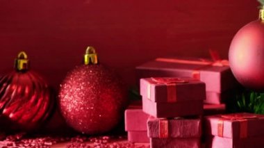 Kırmızı yılbaşı süsleri ve hediyeleri