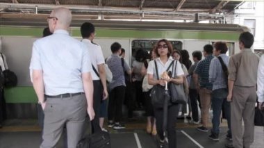 Tokyo, Japonya - 30 Haziran 2018. Commuters Japonya demiryolu Shinjuku İstasyonu.