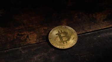 Bitcoin tarihinde ahşap masa, yakın çekim