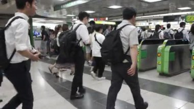 Tokyo, Japonya - 30 Haziran 2018. Thorught otomatik bilet kapısı Japonya demiryolu Shinjuku İstasyonu yürüme commuters.
