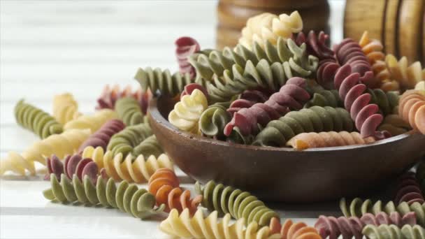 Gedroogde Gekleurde Fusilli Pasta — Stockvideo