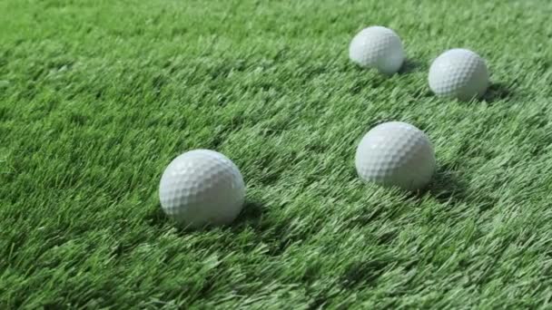 新鮮な緑の芝生の上のゴルフ ボール エスタブリッシング ショット — ストック動画