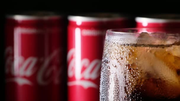 Coca Cola Peut Boire Sur Une Planche Bois Établissement Clip — Video