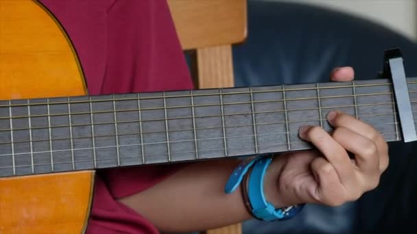 Man Suonare Chitarra Musicista Maschile — Video Stock