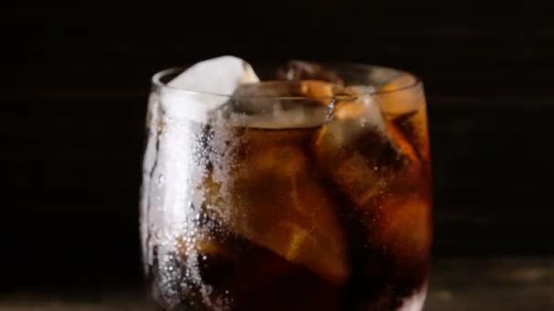 Bebida Fria Com Gelo Copo — Vídeo de Stock