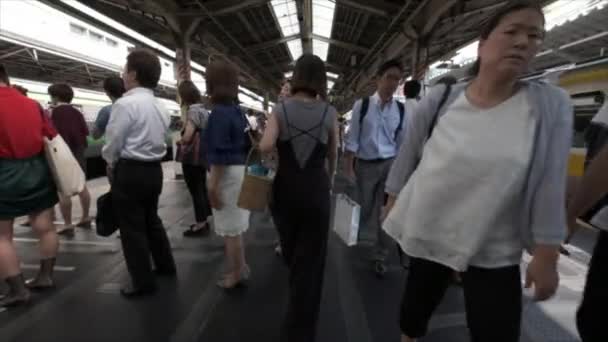 Tokyo Japonya Haziran 2018 Commuters Japonya Demiryolu Shinjuku Stasyonu — Stok video