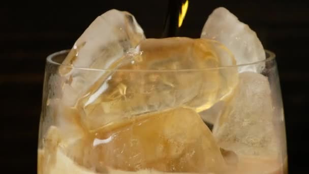 Κρύο Ποτό Παγάκια Ένα Ποτήρι — Αρχείο Βίντεο