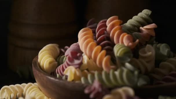Gedroogd Gekleurde Fusilli Pasta Houten Bord — Stockvideo