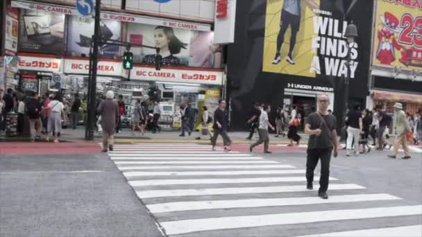 2018 東京都 渋谷で通りを渡る人々 — ストック動画