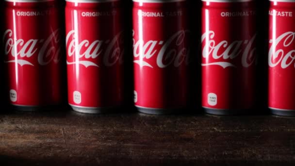 Coca Cola Může Nápoje Dřevěné Desce Kterým Stanoví Roll Klip — Stock video