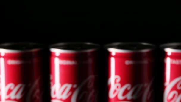 Coca Cola Μπορεί Ποτά Ξύλινη Σανίδα Για Θέσπιση Κλιπ Ζαριά — Αρχείο Βίντεο