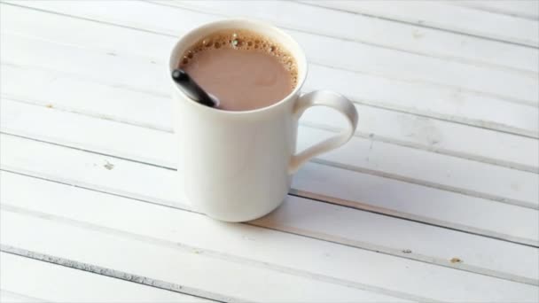 Cioccolata Calda Una Tazza Bianca Sfondo Legno — Video Stock