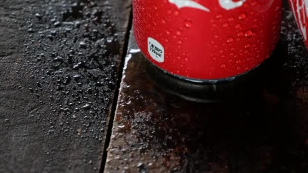 Coca Cola Puede Bebidas Tablero Madera — Vídeo de stock