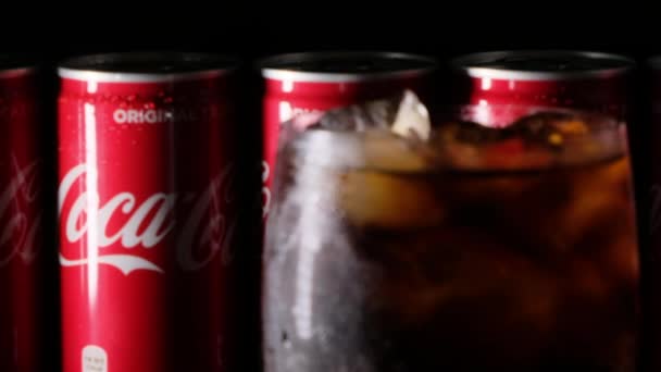 Coca Cola Italok Fából Készült Táblán Roll Klip Létrehozásáról — Stock videók