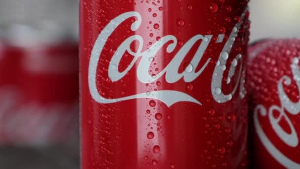 Coca Cola Lattina Bevande Tavola Legno — Video Stock