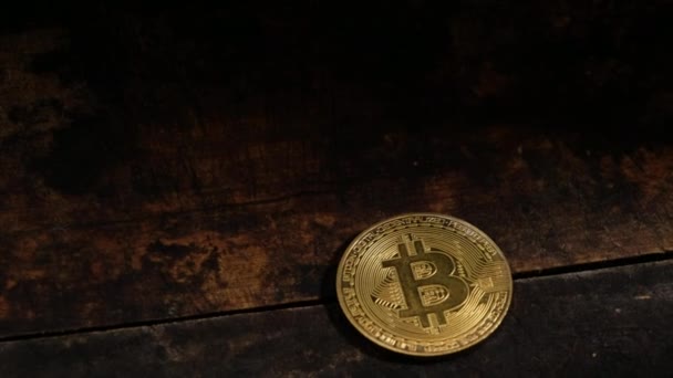 Bitcoin Auf Holztisch Nahaufnahme — Stockvideo