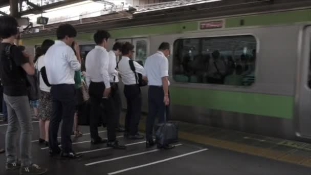 Tokyo Japonya Haziran 2018 Commuters Japonya Demiryolu Shinjuku Stasyonu — Stok video