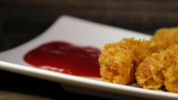 Langostinos Fritos Recubiertos Con Harina Crujiente Plato Blanco Sobre Fondo — Vídeos de Stock