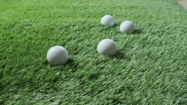 Golf balls on fresh green grass. Establishing shot. — Stock Footage Golf Balls Fresh Green Grass Establishing Shot Royalty Free Stock Footage